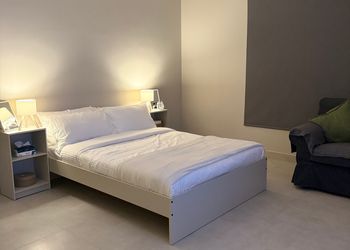 استديو بسرير ماستر وجلسة جانبية 