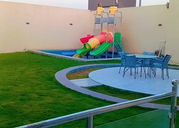 شاليه بمسطح اخضر وجلسة خارجية 