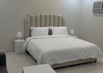 استديو بأثاث مريح وبسيط 