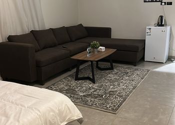 استديو بسرير ماستر وجلسة مريحة 