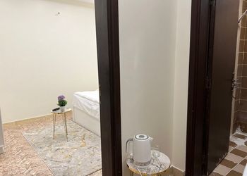 استديو بأثاث مريح وبسيط 