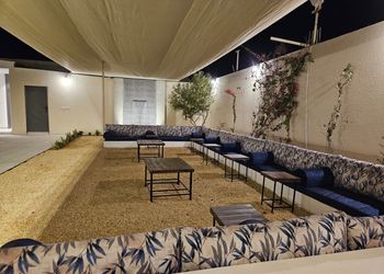 مزرعة بمسطح اخضر وجلسة خارجية