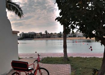 شاليه بإطلالة على البحر والحديقة