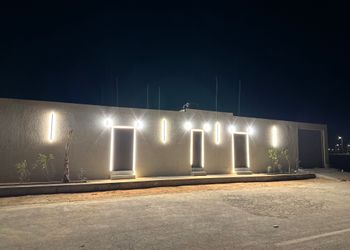 شاليه بمسطح اخضر وجلسة خارجية