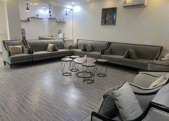 شاليه بمسطح اخضر وجلسة خارجية 