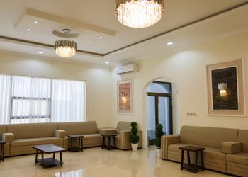 استراحة بألعاب أطفال ومسطح اخضر 