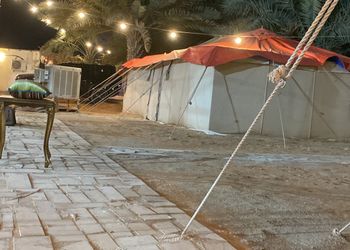 مزرعة بخيمة و ملعب كرة قدم