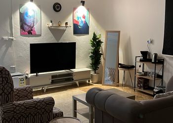 استديو بأثاث مريح وبسيط 