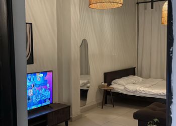 استديو بأثاث مريح وبسيط 
