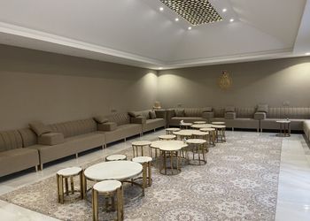 استراحة بمسطح اخضر وجلسه خارجيه