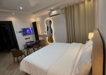 استديو بأثاث مريح وبسيط 