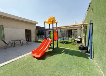شاليه بجلسة خارجية ومسطح اخضر