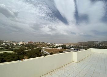 شقة بصالة وغرفتين نوم 