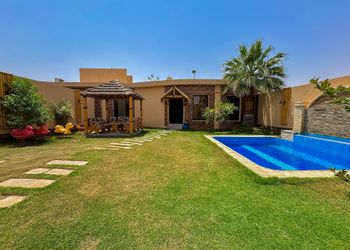 شاليه بمسبح خارجي ومسطح اخضر