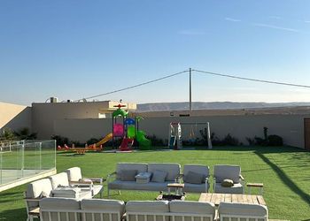 استراحة بمسطحات خضراء وملاعب