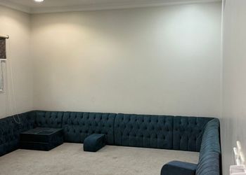 شاليه بجلسة خارجية ومسطح اخضر