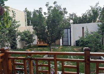 كوخ بأجواء ريفية وجلسة خارجية