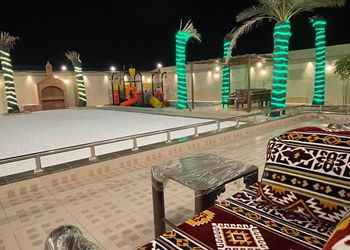 استراحة بجلسة مطلة على المسبح 