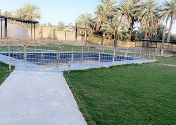 مزرعة بمسطحات خضراء وجلسة خارجية