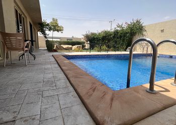 استراحة بمسطح اخضر وجلسة