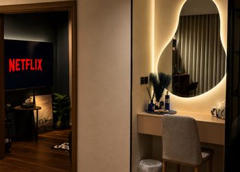 استديو سينمائي وبانيو قرب البحر