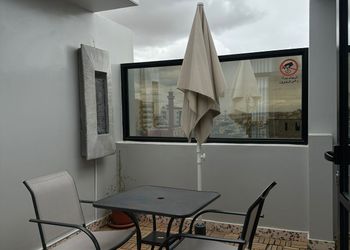 شقة بجلسة خارجية وغرفة نوم 