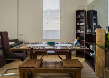 شاليه بمسطح اخضر وجلسة خارجية 