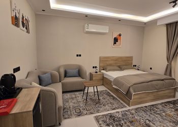 غرفة بسرير ماستر وجلسة جانبية