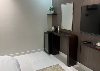 استديو بأثاث بسيط ومريح 