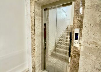 استديو بسرير ماستر وجلسة جانبية