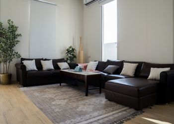 شاليه بمسطح اخضر وجلسة خارجية 