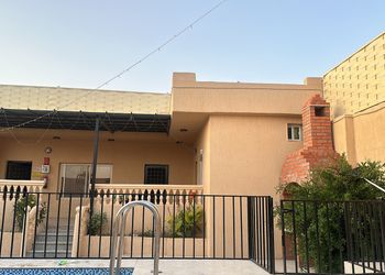 شالية بجلسة ومسبح العاب مائية 