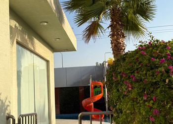 شاليه بمسطح اخضر وجلسة خارجية