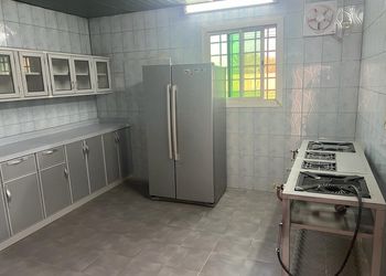 استراحة بملعب كرة قدم ومجالس