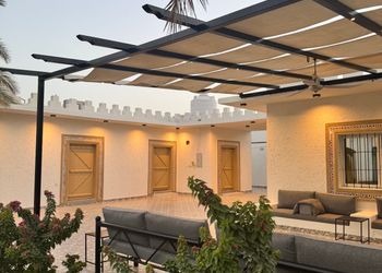 شاليه بجلسة خارجية وألعاب أطفال