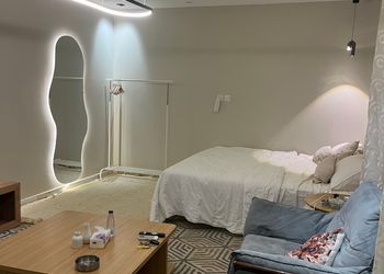استديو بسرير ماستر وجلسة مريحة 
