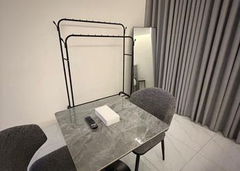 استديو بأثاث مريح وبسيط 
