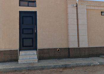 غرفة بأثاث مريح وبسيط 