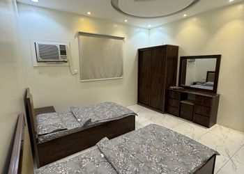 شاليه بجلسة خارجية ومسبح داخلي 