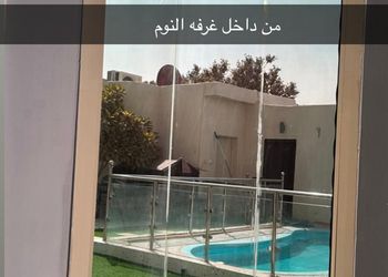 شاليه بمسطح اخضر ومسبح 