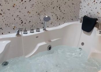 شاليه بمسبح خارجي ومسطح اخضر