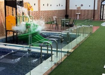 شاليه بجلسة خارجية والعاب مائيه