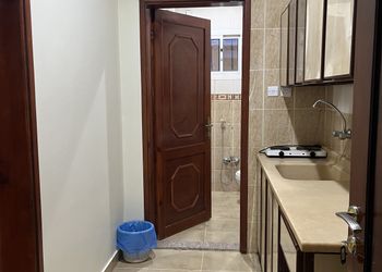 غرفة بسرير ماستر وجلسة جانبية