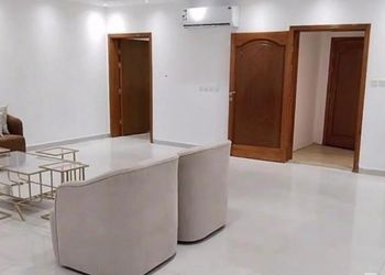 شقة بغرفة جلوس وغرفتين نوم 