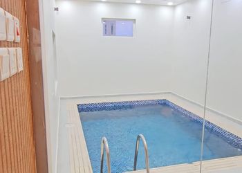 شاليه بصالة مطلة على المسبح 