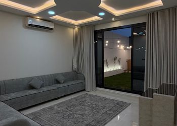 شاليه بمسطح اخضر ومسبح 