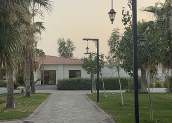 استراحة بمجلس وفناء خارجي 