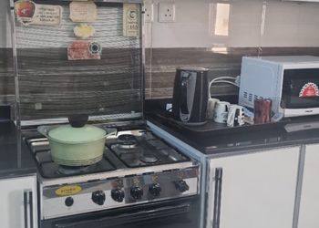 شقة بصالة أنيقة وغرفتين نوم