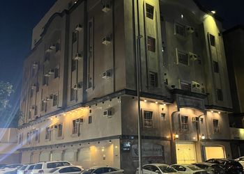 شقة بغرفة نوم وصالة وبأثاث بسيط
