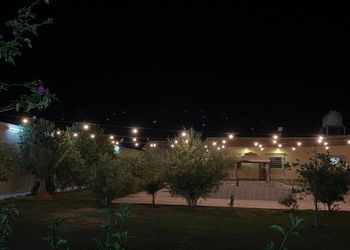 استراحة بمسطح اخضر وجلسة